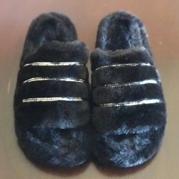 Sizes 10&11🖤Furry Slippers 🖤 - Picture 5 of 5